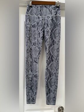 ALO Yoga Snakeskin Active Leggings Size Medium